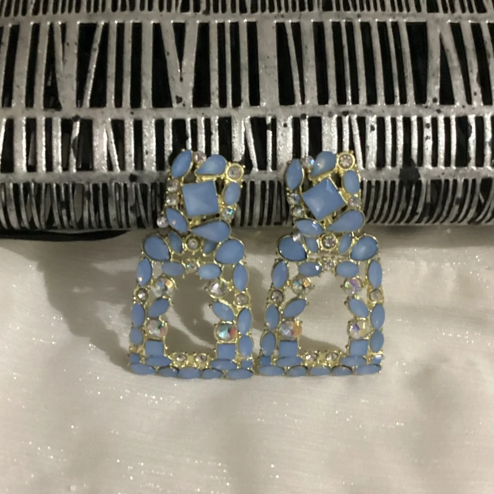 🌸Periwinkle Blue Resin crystal Geometric Earrings - Picture 7 of 16